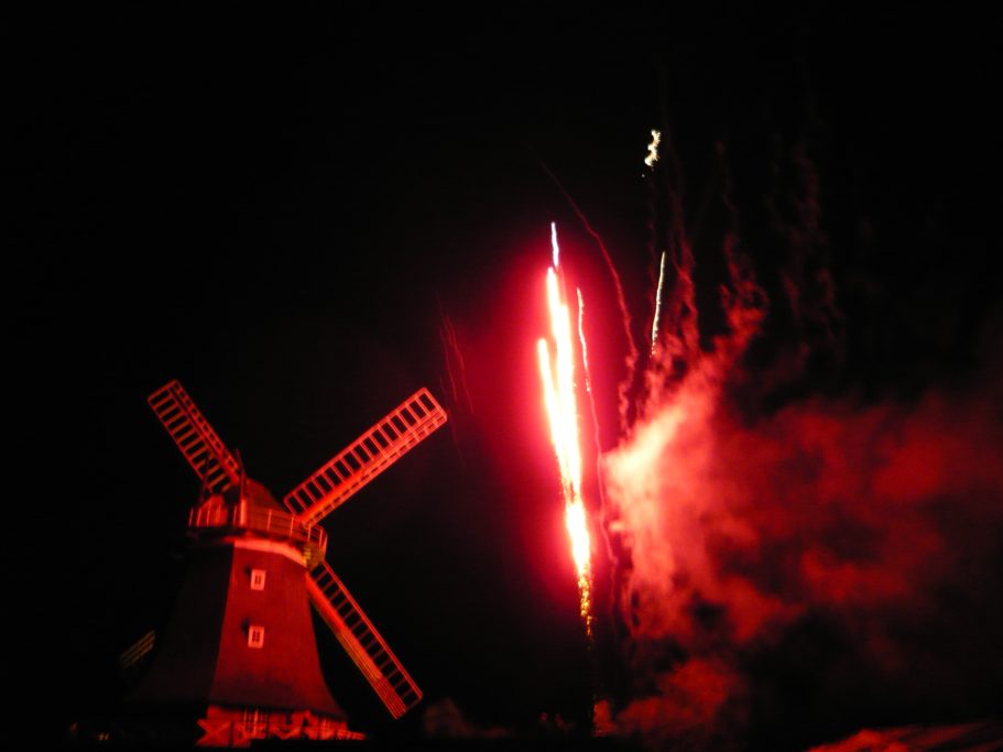 Mühle Kröpelin im Feuerwerk