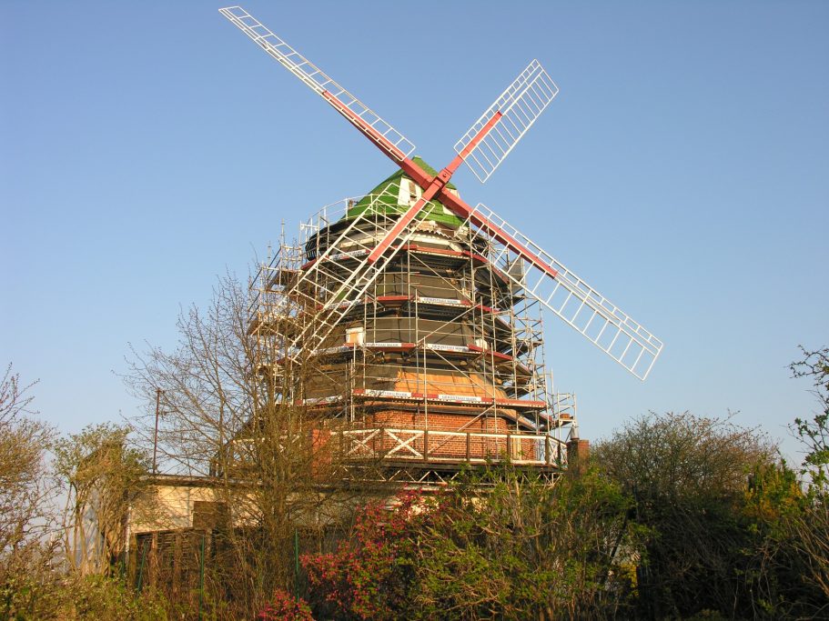 Die Sanierung der Kröpeliner Mühle 2012. Die Mühle ist voll eingerüstet.