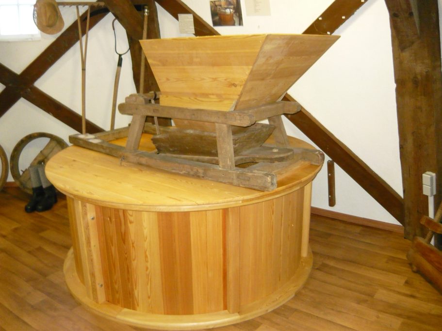 3. Obergeschoss Mühlenausstellung Mahlwerk mit Rüttelstuhl