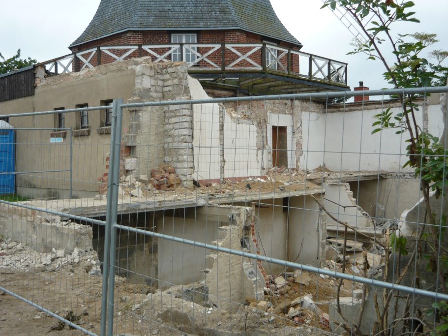 Die Sanierung der Kröpeliner Mühle. Abbruch des Anbaus