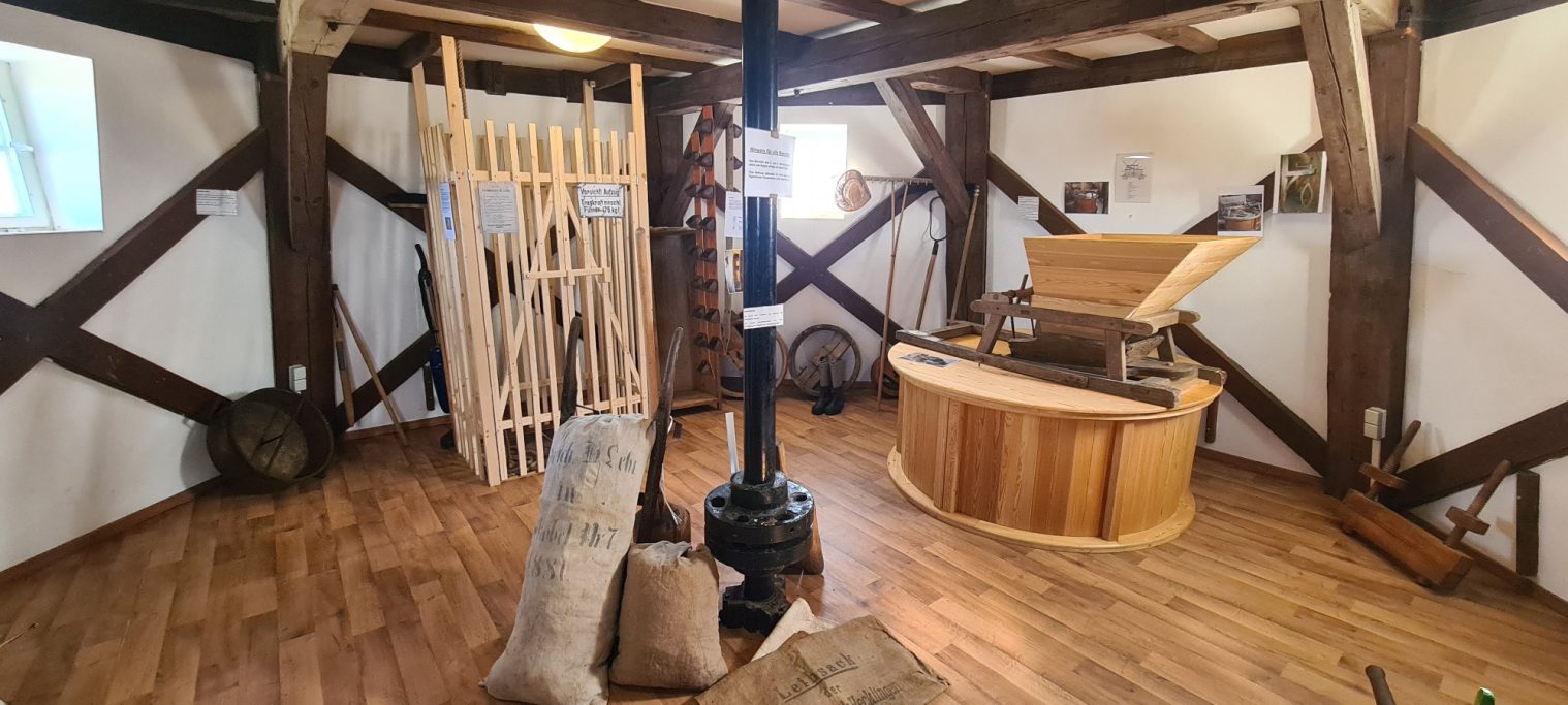 3. Obergeschoss Mühlenausstellung Blick in den Raum mit Fahrstuhl und Mahlwerk mit Rüttelstuhl