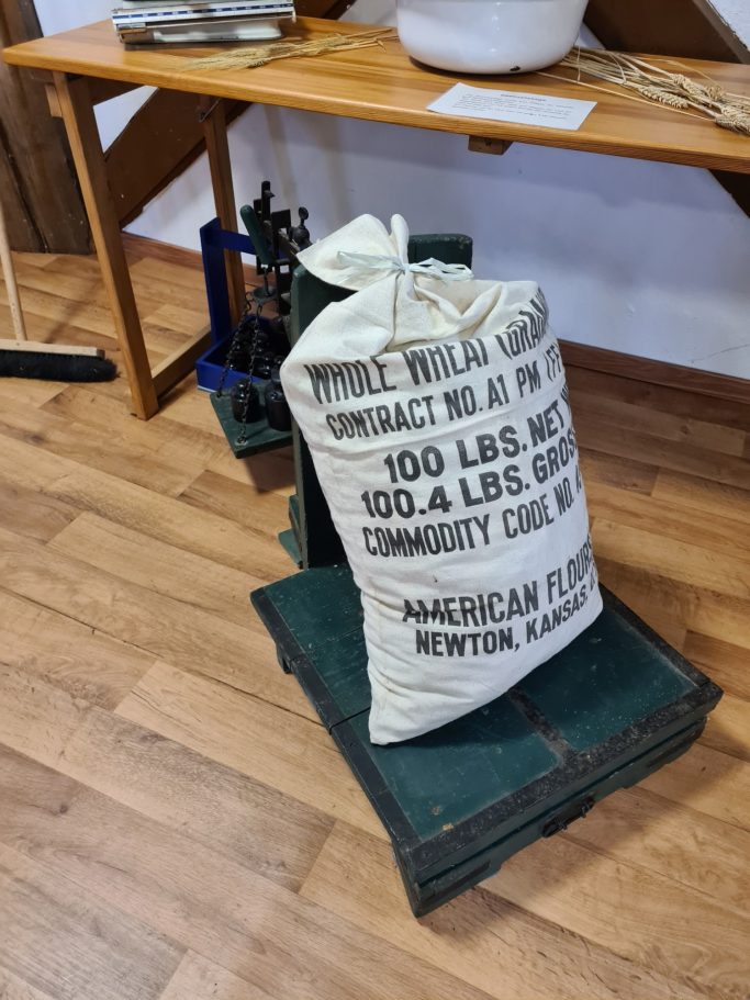 3. Obergeschoss Mühlenausstellung 1 Mehlsack auf einer Waage