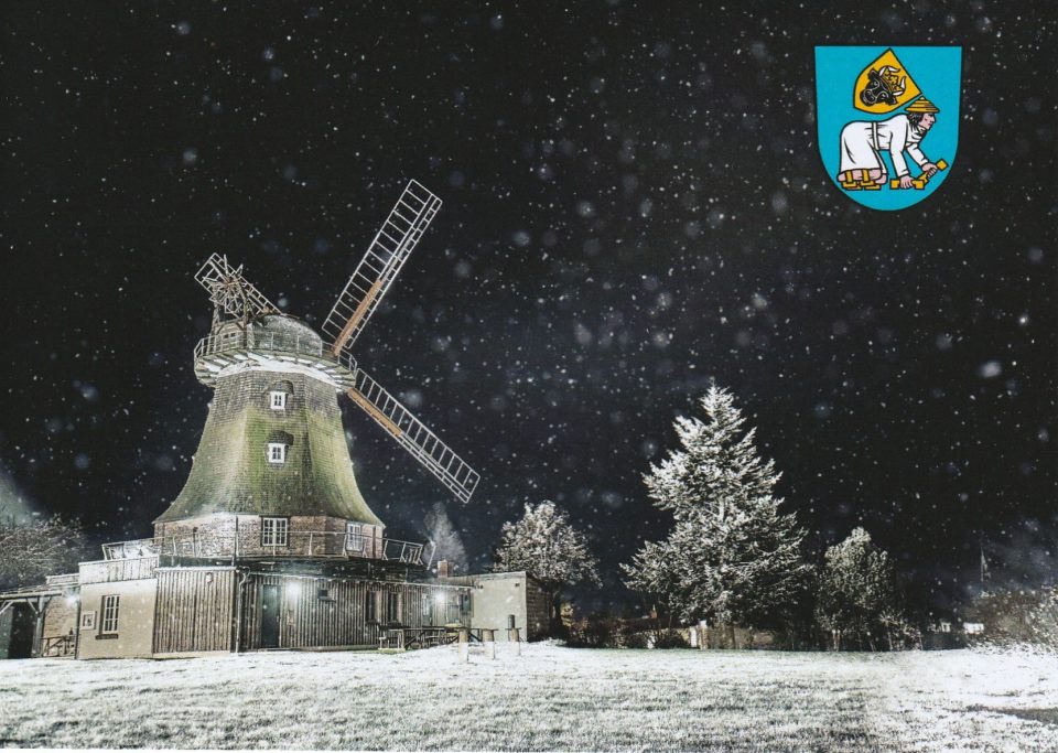 Kröpeliner Mühle im Winter mit Schnee und Kröpeliner Wappen im Bild oben rechts