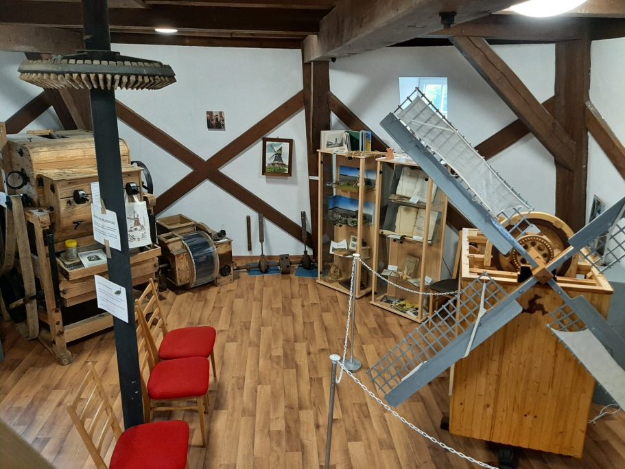 2. Oberschoss Mühlenausstellung Blick von der Treppe ins 3. Obergeschoss in den Raum