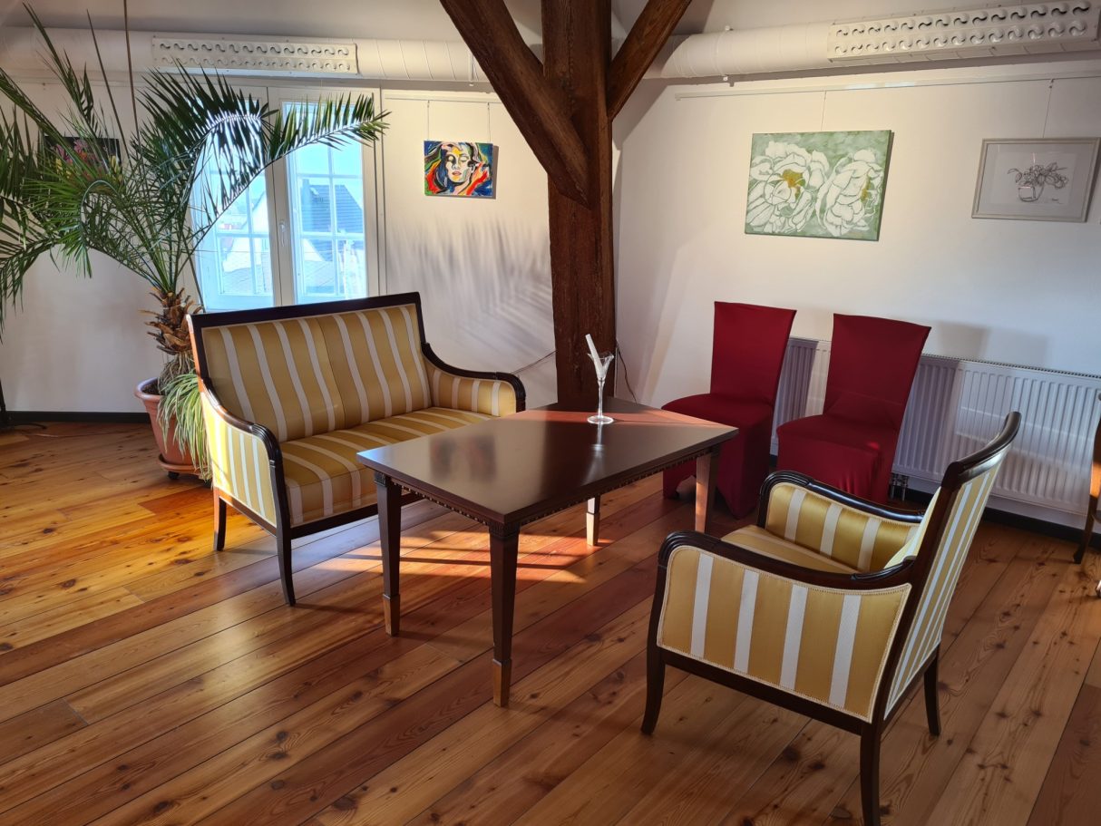 1. Obergeschoss Tisch mit Sessel und Sofa für die Trauungszeremonie